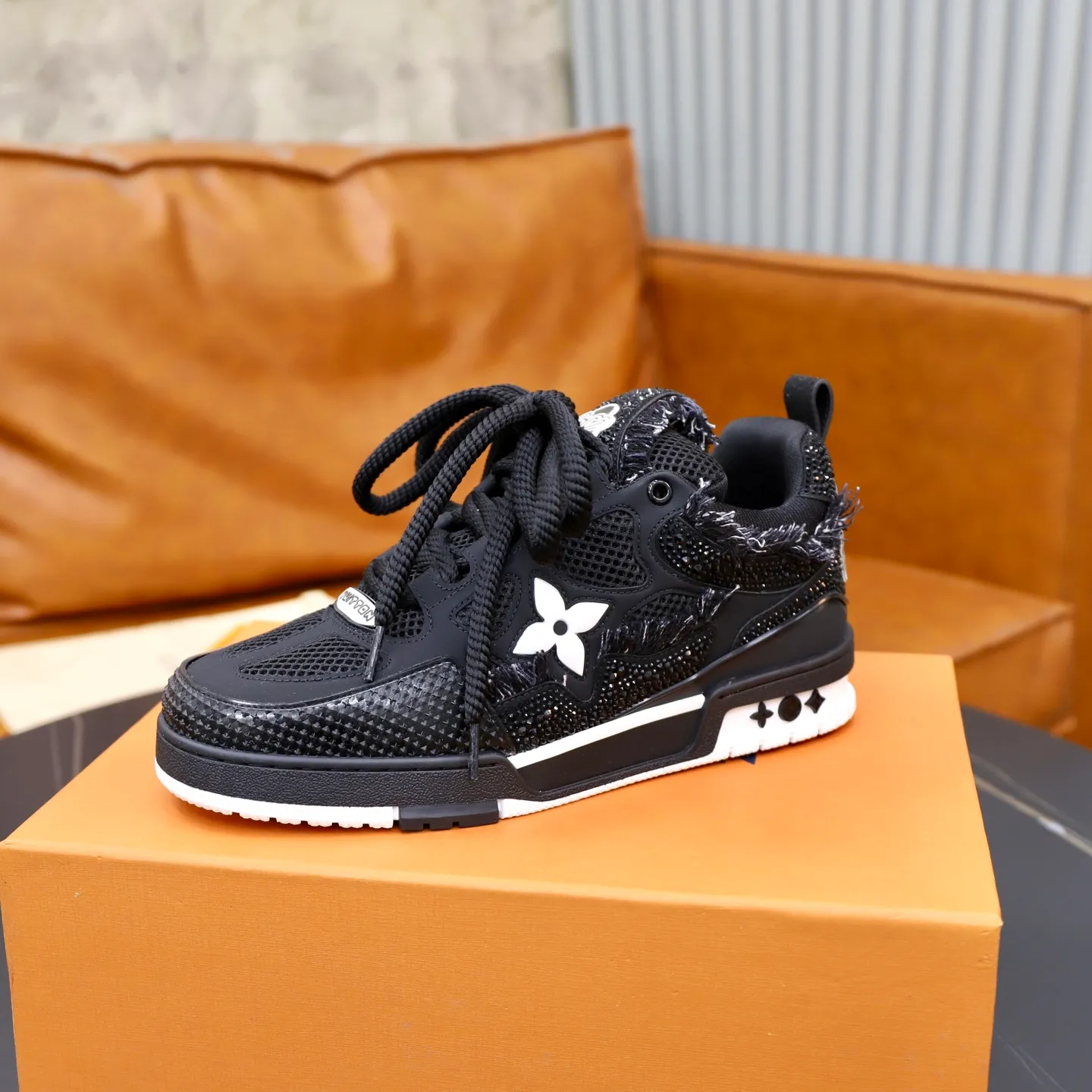 Ex-factory price: 860💰LV Couple👫Louis Vuitton TRAINER sneakers classic Louis Vuitton men's artistic director Virgil Abloh picked inspiration to create this LV Trainer sneaker. Yingze crystal inlays present a colorful effect. VS can be matched with two gorgeous effect colors. The LV letter logo badge on the tongue is gorgeous and noble. The LV letter is decorated on the side. The outsole is decorated with a Monogram flower pattern. It shows the trend of elegance and nobility! Men's and women's models: 35-46